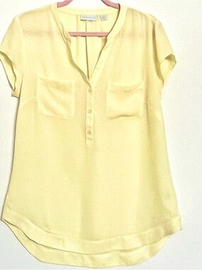 New York & Company Women's Yellow V-Neck Pullover Cap Sleeve Blouse Size Medium